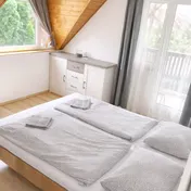 Helles Dachzimmer mit gemütlichem Bett.png