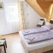 Helles Schlafzimmer im Dachgeschoss.png