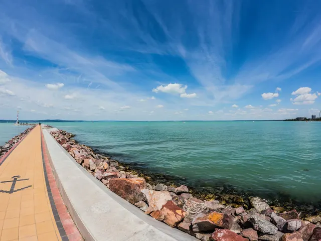 Plattensee Nordufer oder Südufer? Der große Vergleich für deinen Balaton-Urlaub